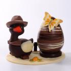 Composizione di cioccolato con simpatico anatroccolo pasquale di cioccolato decorato
