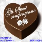 Cuore di cioccolato stampato con la scritta centrata "gli Sposi ringraziano". Questo è possibile con i fogli decorativi PLUSIA