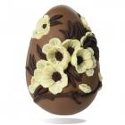 Uovo di Pasqua di cioccolato con fiori di pesco in rilievo