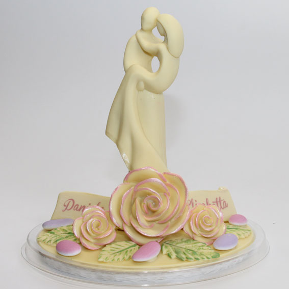 cake topper di cioccolato e zucchero con rose decorate a mano e confetti colorati nei toni del lilla