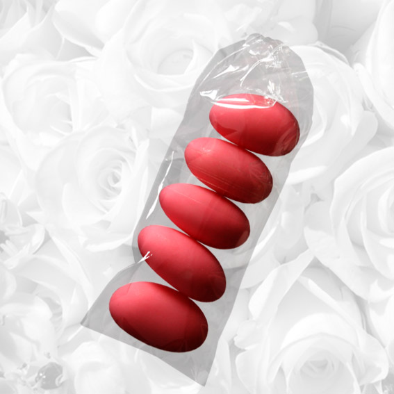 Bustina di cellophane trasparente contenente 5 confetti rossi, elemento indispensabile per completare la tua bomboniera di laurea