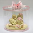 Composizione bomboniera in cioccolato bianco, personalizzabile su richiesta confezionato in scatola trasparente con fiocco e nastro.