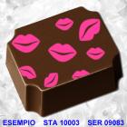 A rectangular-shaped chcolate printed with lots of kisses us a transfer for PLUSIA