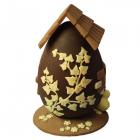 An Easter Egg like a house in the woods with ivy in relief decorated by handdi campagna vista da dietro di campagna