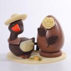 composizione di cioccolato pasquale con anatroccola e ovetto decorato 