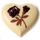 Cuore di cioccolato bianco con le rose in rilievo