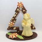 Albero di Natale con pistacchi ed angelo in cioccolato bianco appoggiati su base di cioccolato e riso soffiato