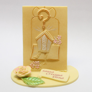 Esempio di assemblamento di vari decori di cioccolato e zucchero per creare un cake topper per la torta della Cresima