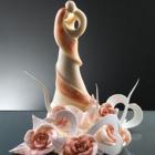 Composizione artistica di zucchero o di cioccolato formata da coppia di sposi e rose