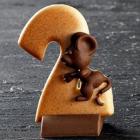 numero due in cioccolato con topolino e base di sostegno. 
