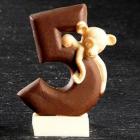 decorazione per torta in cioccolato a forma di numero cinque con animaletto. Anche la base è in cioccolato