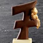 decorazione a forma di numero sette con pappagallino appollaiato: tutto in cioccolato