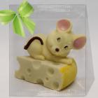 grazioso topolino sul formaggio, decorazione in cioccolato