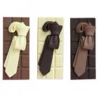 Cravatta di cioccolato su tavoletta