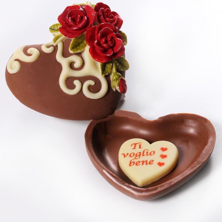 San Valentino ricco e goloso con la scatola di cioccolato Plusia a forma di cuore decorato.