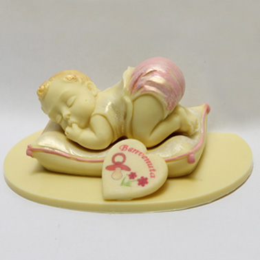 Bomboniera di zucchero o di cioccolato per Battesimo rappresentata da un bebè su cuscino, a richiesta personalizzabile con targhetta sempre di zucchero