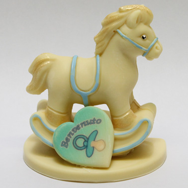 Composizione bomboniera battesimo a forma di cavallino a dondolo, decorata a mano, personalizzabile.