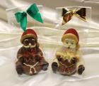 Babbo Natale di cioccolato in posizione seduta con doni 
