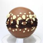 A Christmas ball, version table centerpiece in two kinds of chocolate on a ring of white milk chocolate