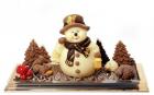 Pupazzo di nece di cioccolato nel paesaggio di Natale