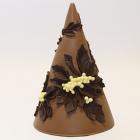 Albero di Natale in cioccolato finissimo ai tre cioccolati, decorato a mano e rappresentante l'agrifoglio natalizio.