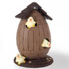 Uovo di Pasqua a forma di botte di legno e pulcini di cioccolato