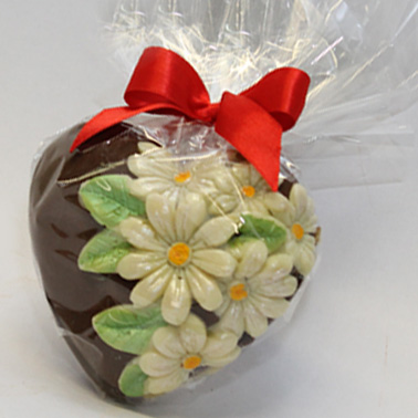 bomboniera di cioccolato a forma di cuore con decori floreali in rilievo