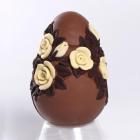 Uova di Pasqua con rose in rilievo: tutto di cioccolato