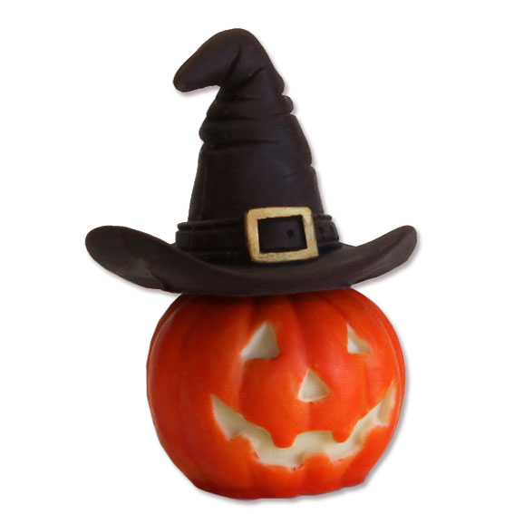 Zucca di Halloween con il cappello della strega: tutto di cioccolato e poi decorata a mano.