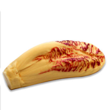 Radicchio di Treviso, sembra vero e invece è stato prodotto con cioccolato bianco e poi decorato a mano.