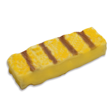 Fetta di polenta abbrustolita sembra vera ed invece è di cioccolato bianco e decorata manualmente.
