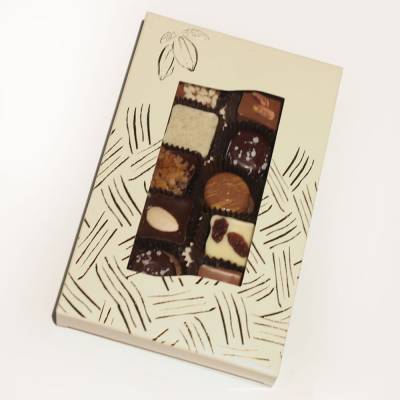 Astuccio con 10 cioccolatini assortiti di cioccolato bianco, al latte e fondente e guarniti con frutta secca e candita, caffè e cereali.