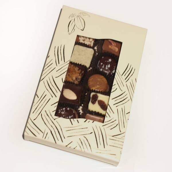 Astuccio con 10 cioccolatini assortiti di cioccolato bianco, al latte e fondente e guarniti con frutta secca e candita, caffè e cereali. 