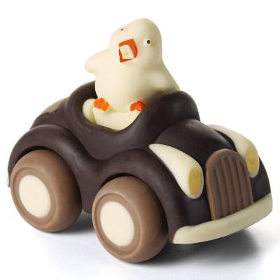 auto di cioccolato pasquale con pulcino