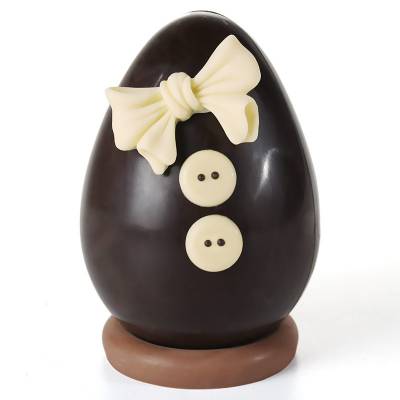 Ovetto di Pasqua con fiocco e bottoni di cioccolato
