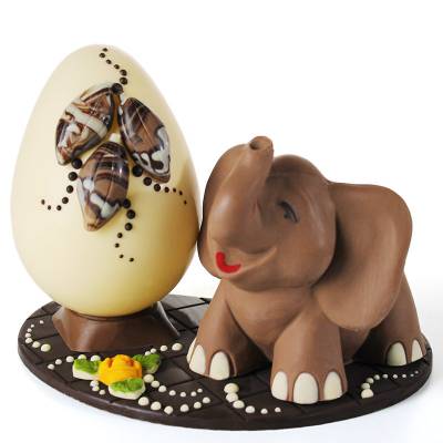 composizione pasquale con elefante e uovo di cioccolato