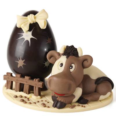 composizione pasquale con mucca e uovo di cioccolato