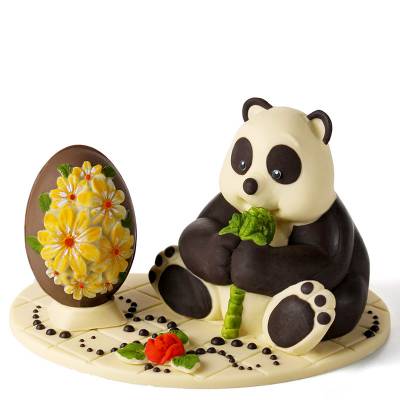 composizione pasquale con panda e uovo di cioccolato